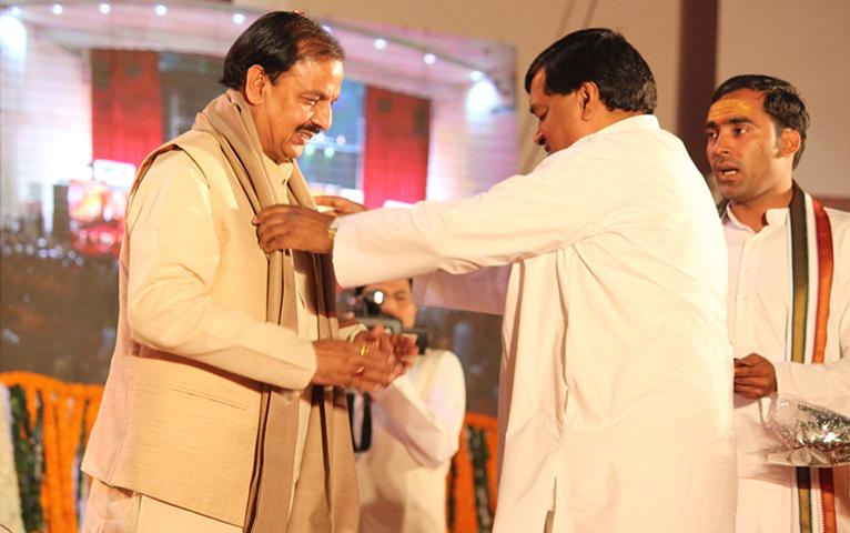 03-Dr. Mahesh Sharma shawl.jpg